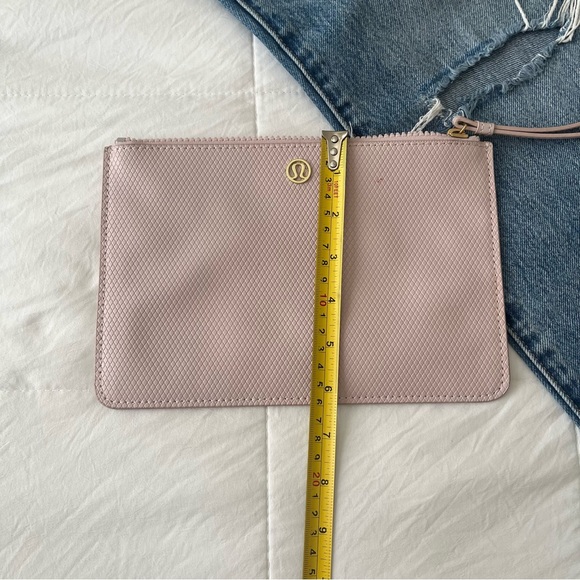 Lululemon Goody Bag clutch misty pink - Picture 6 of 7